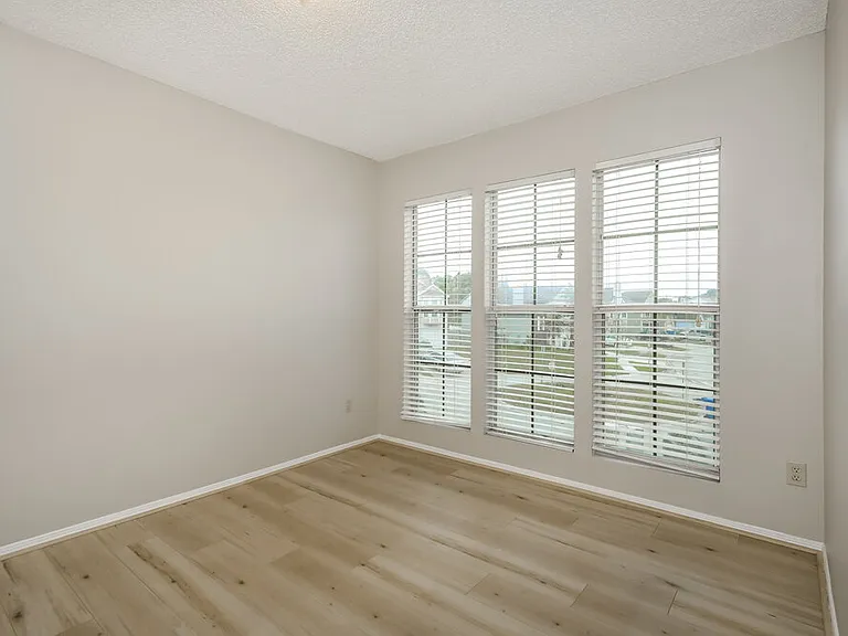 653 Staffordshire Dr E — Photo 11