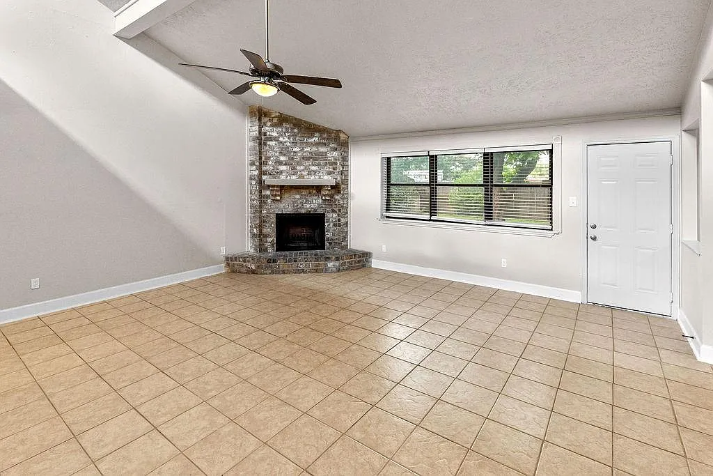 4 bed, 2.0 bath, 1729 sqft, $2,200 — Photo 3