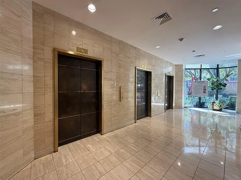 15 Greenway Plz #10G — Photo 8