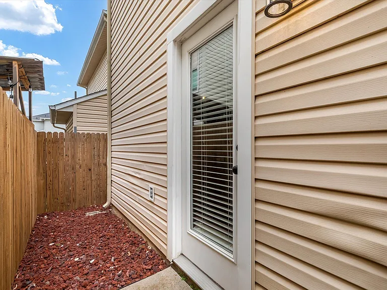 1403 Romo Plz — Photo 4