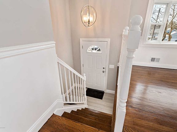 4th image of 6 Windsor Ct