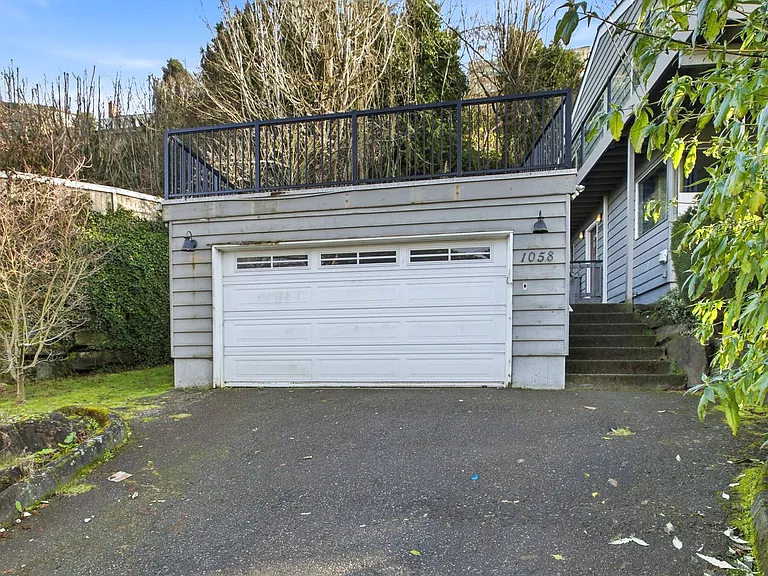1058 California Ln SW — Photo 2