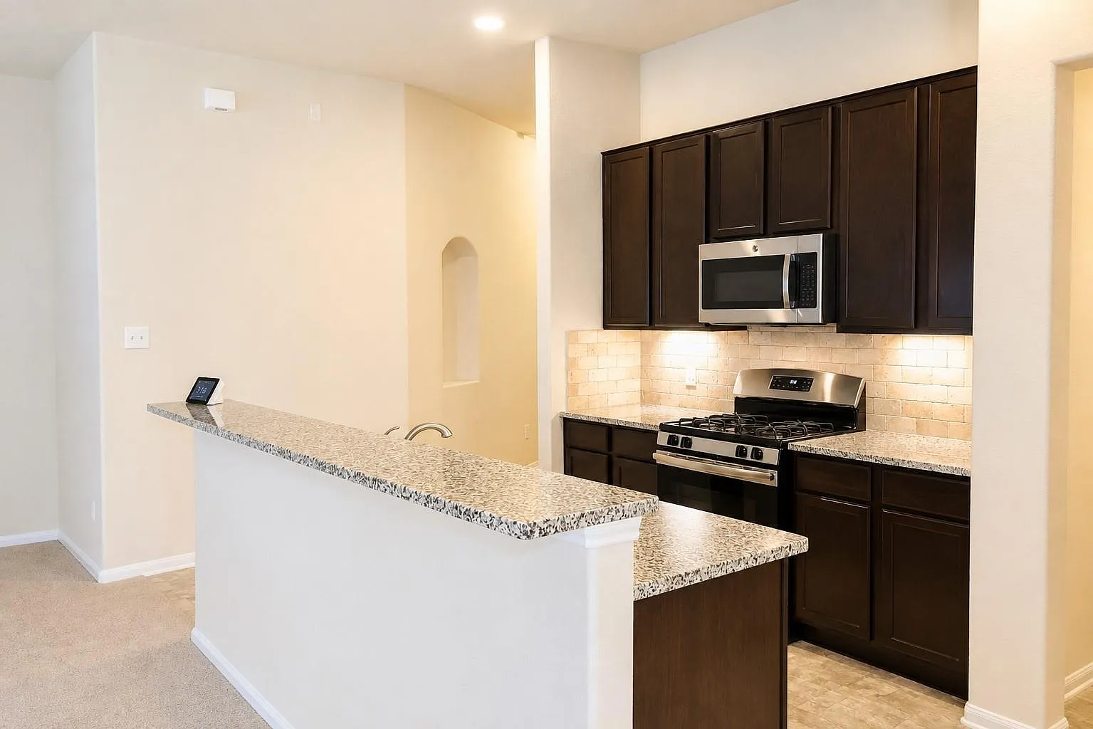 3 bed, 2.5 bath, 1716 sqft, $1,850 — Photo 4