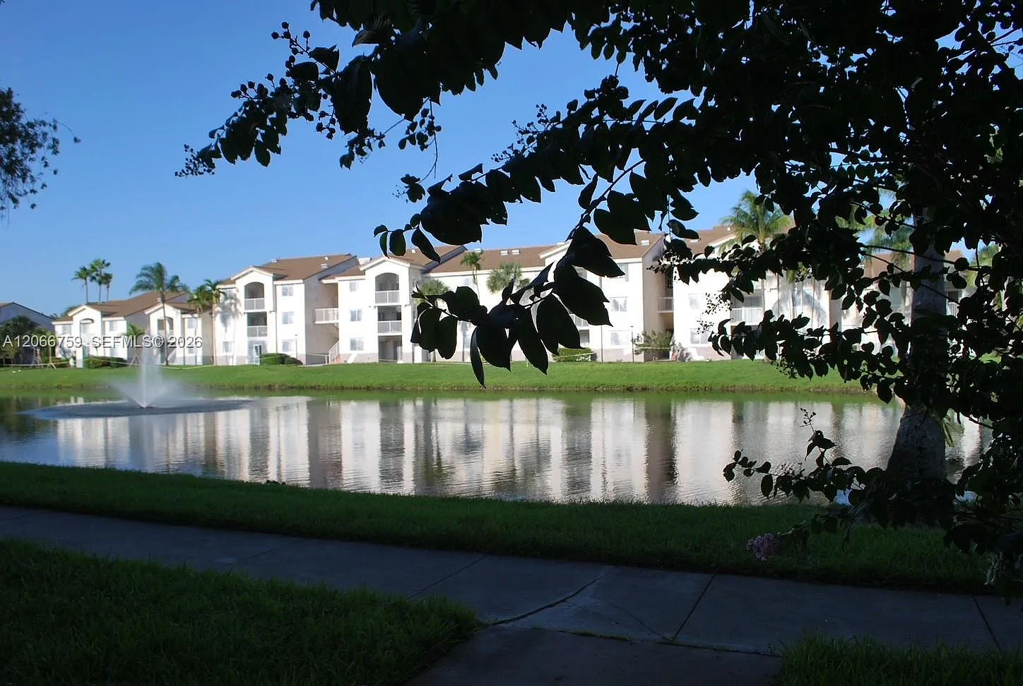Royal Grand Condo — Photo 2