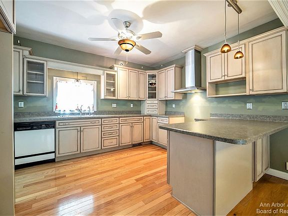 5th image of 422 W Middle St