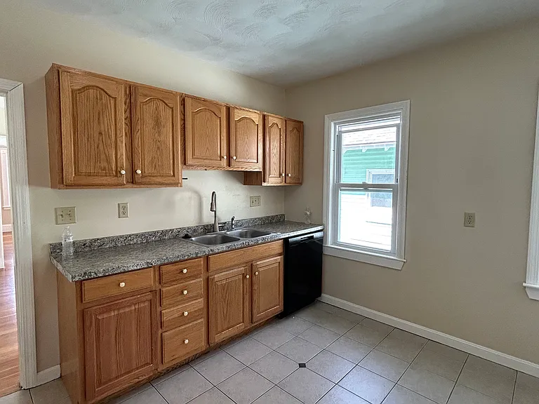 45-47 Selden St #1 — Photo 7