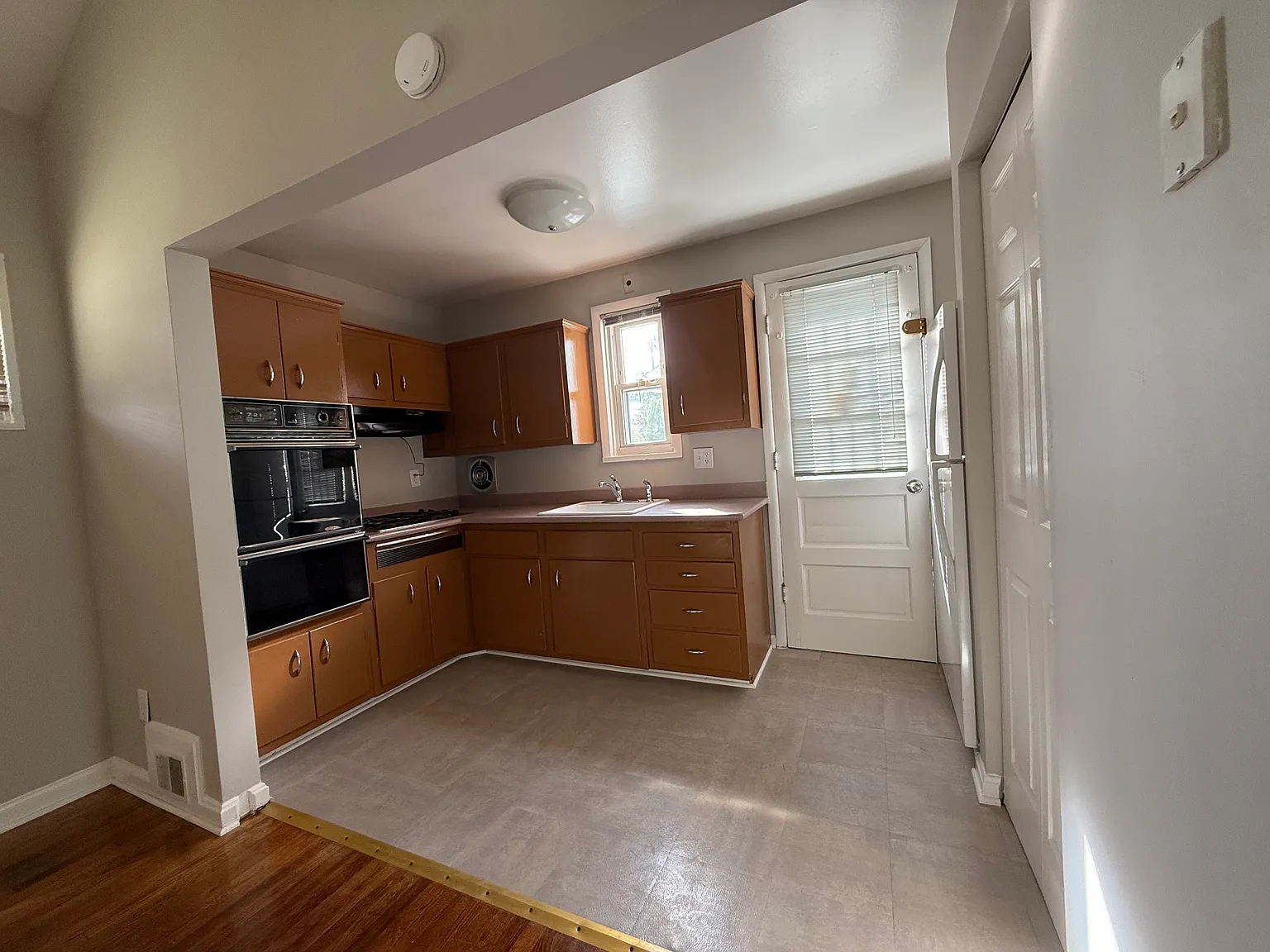 3 bed, 1.5 bath, 1554 sqft, $2,850 — Photo 3