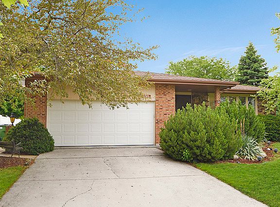 3rd image of 8240 Woodland Dr