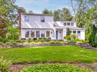 15 Hunters Ln, Roslyn, NY 11576