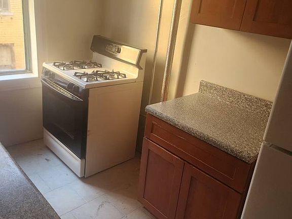3rd image of 162 E 19th St APT 9