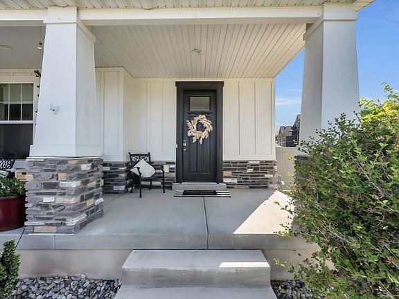 2nd image of 153 E Lake Cove Cir
