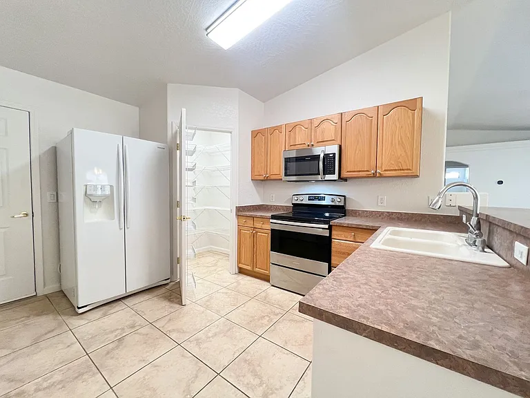 5921 N Bentley Dr — Photo 3