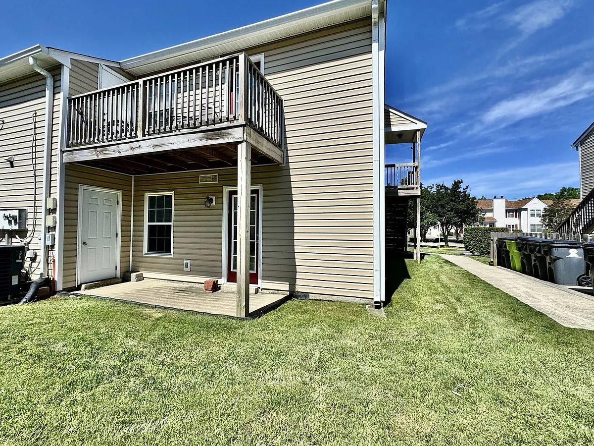 Building Photo - 1422 Deerpond Ln