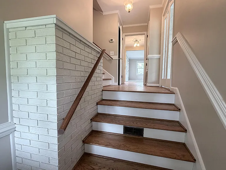 725 Wildflower Ln — Photo 2