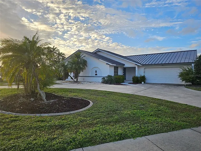 975 Coronado Dr — Photo 2