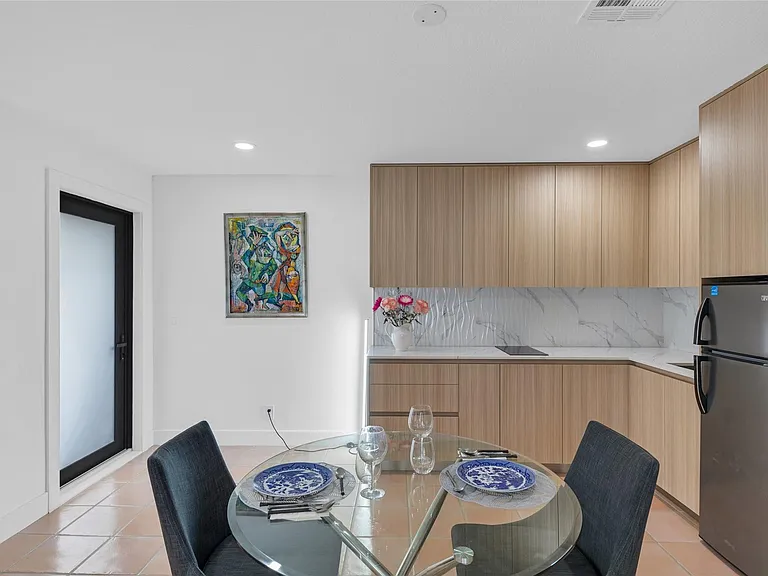 307 N Highland Dr — Photo 10
