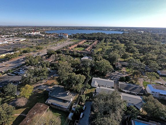 4th image of 1938 Woodcrest Dr