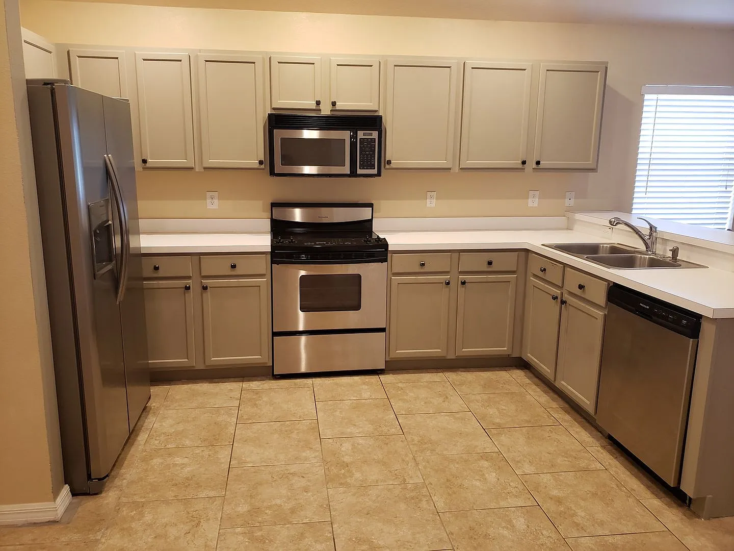 Beautiful 3 bed and 2 bath home in Highly Sought after Bridgewater! — Photo 4