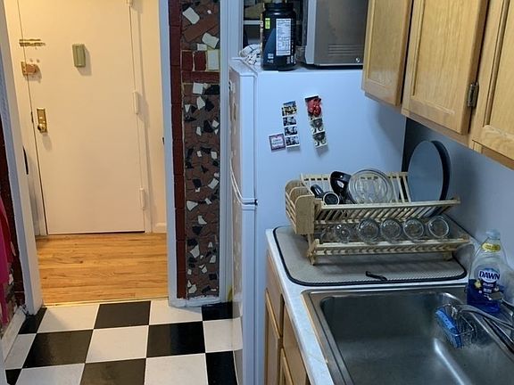 4th image of 325 W 4th St APT 5F