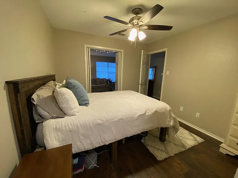 1107 N Locust St — Photo 4