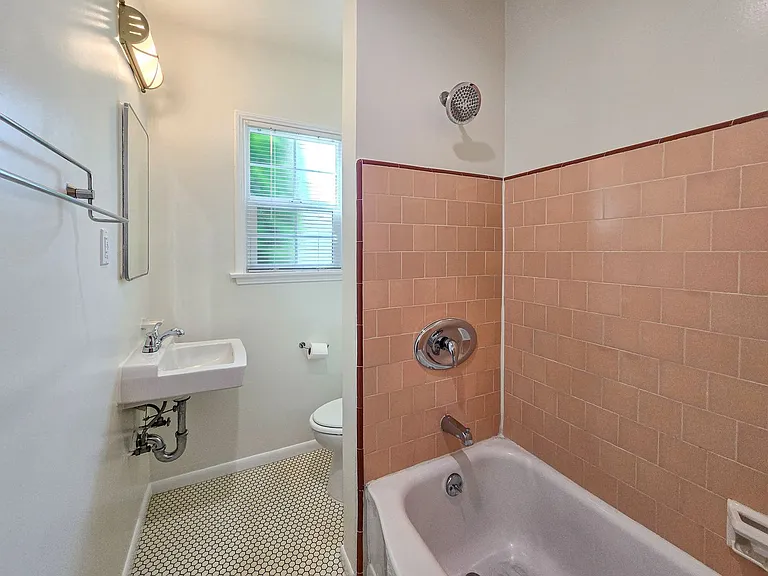 Spacious Studio in the Heart of Los Feliz — Photo 11