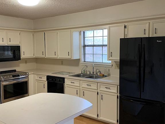 3rd image of 16 Glenview Ct