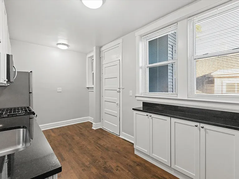 2520 W Belle Plaine Ave #1 — Photo 3