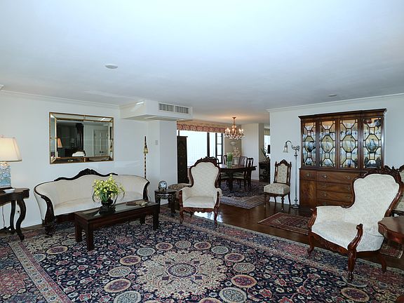 5th image of 929 N Astor St Unit 2601