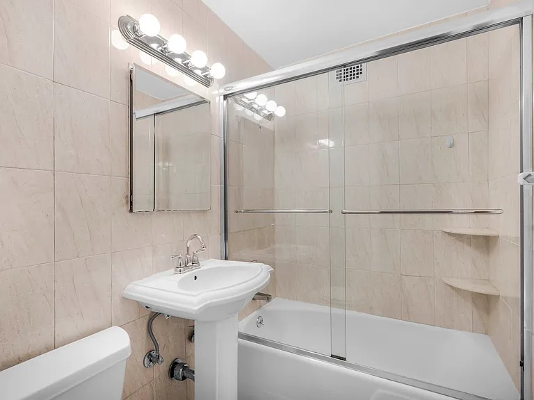 330 W 45th St #2L — Photo 4