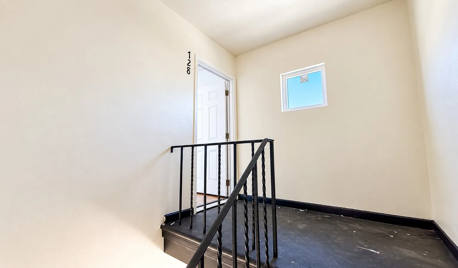 3 bed, 861 sqft, $3,050 — Photo 2