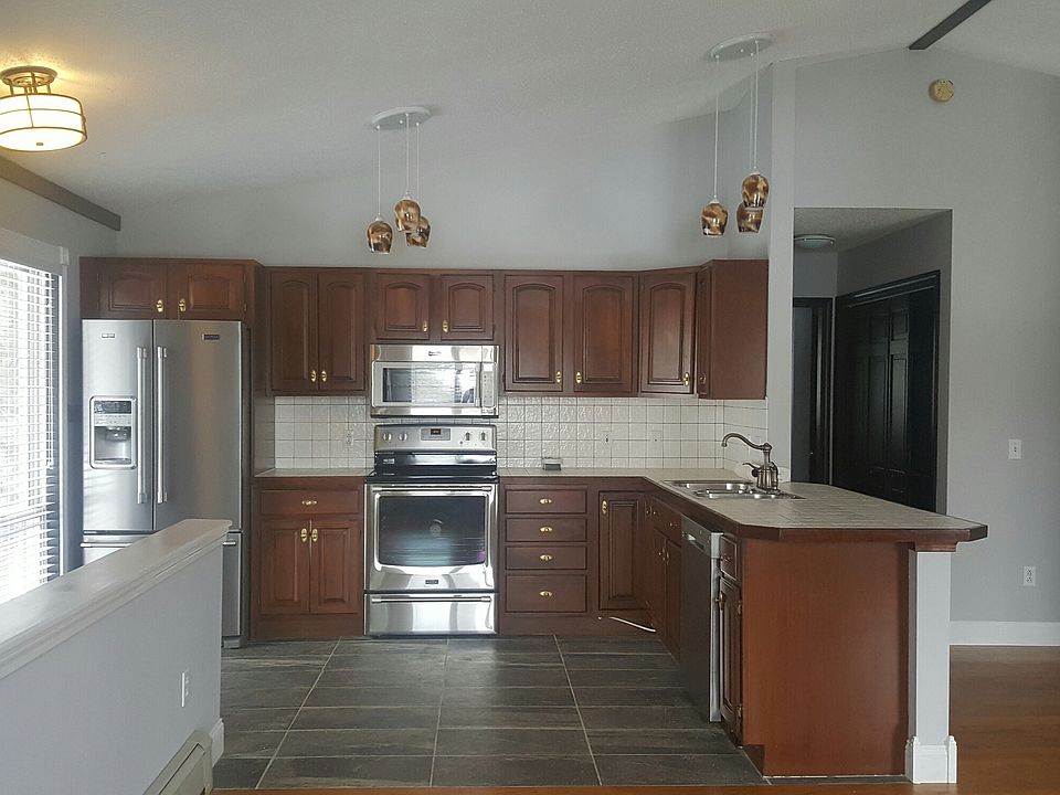 Upgraded high end stainless appliances, new porcelain tiles,