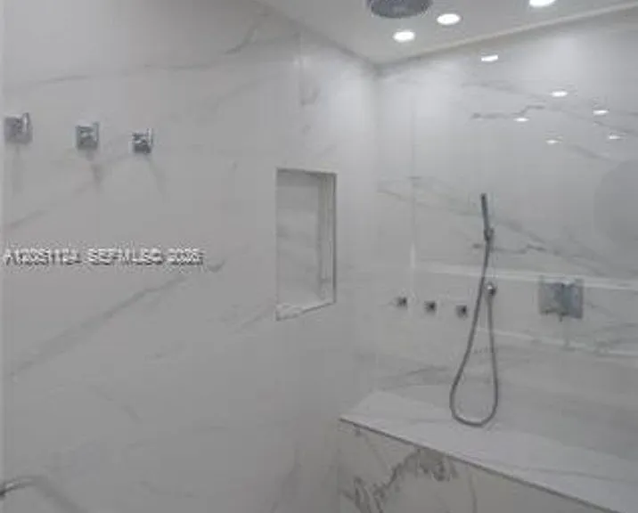 1121 Crandon Blvd #CU-D301 — Photo 35
