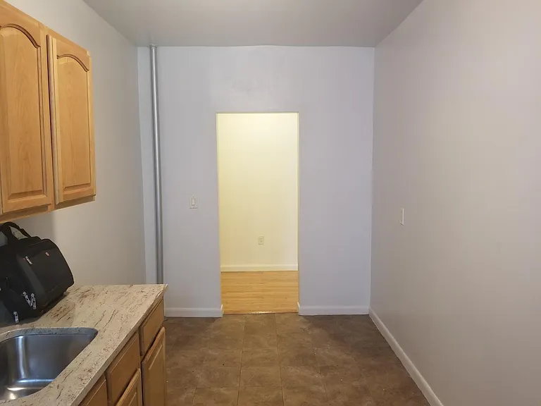 1520 Sheridan Ave — Photo 5