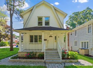 6 Spring Ln, Great Neck, NY 11024