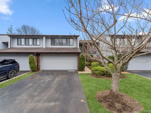 124 Foxwood Dr, Jericho, NY 11753