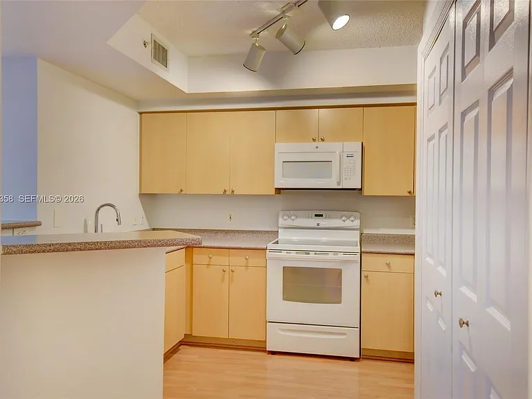 1919 Van Buren St #311A — Photo 5