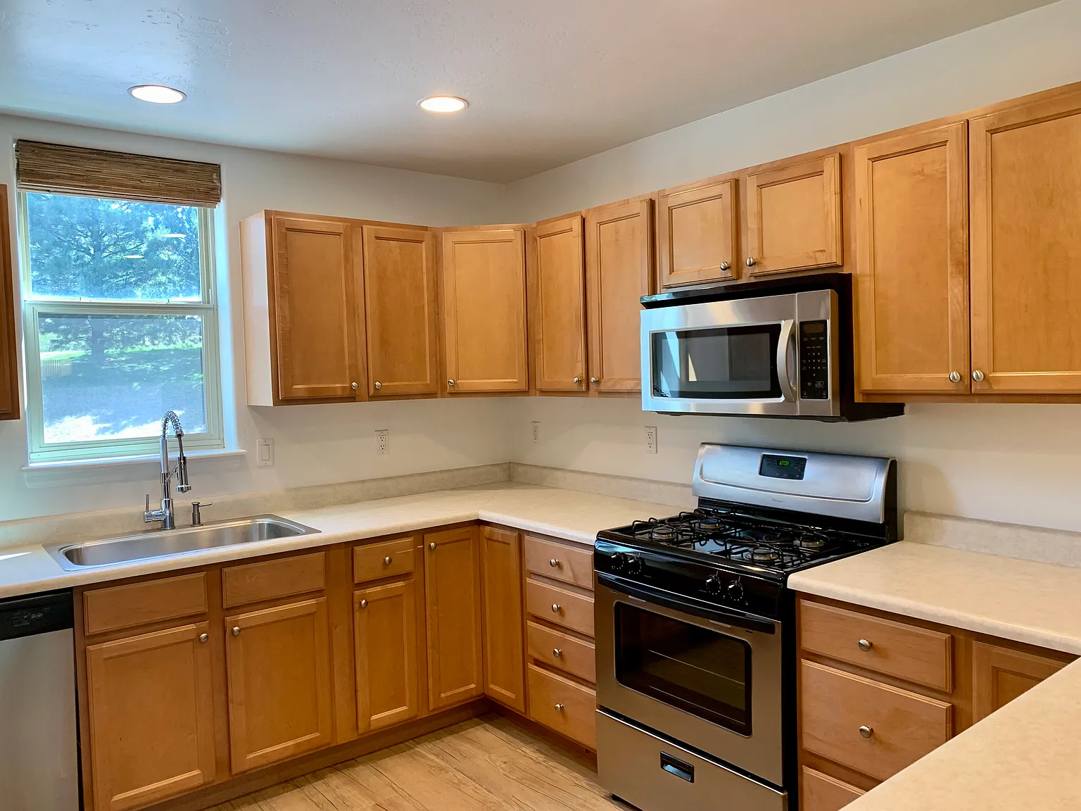 3 bed, 1400 sqft, $4,800 — Photo 4