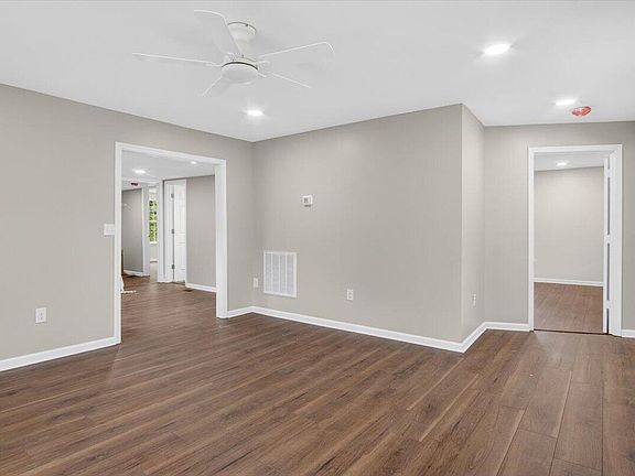 5th image of 904 Elm St
