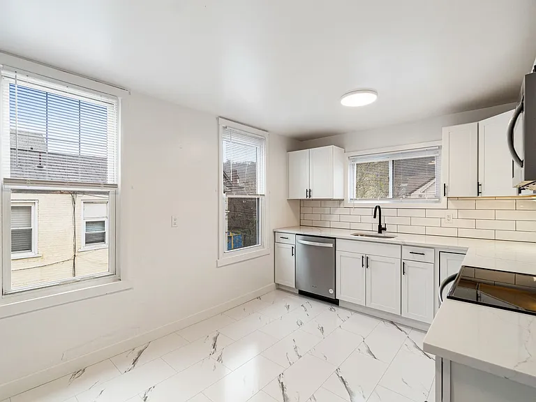 1738 Main Street — Photo 3