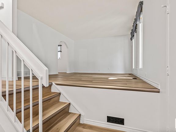 3rd image of 32 Butterfield Cres
