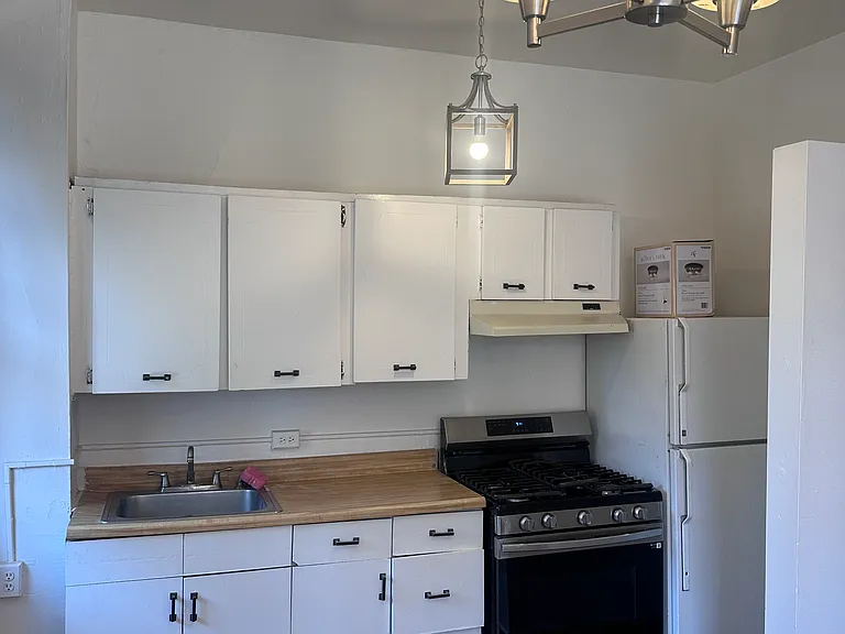 24 E Eager St #2R — Photo 9