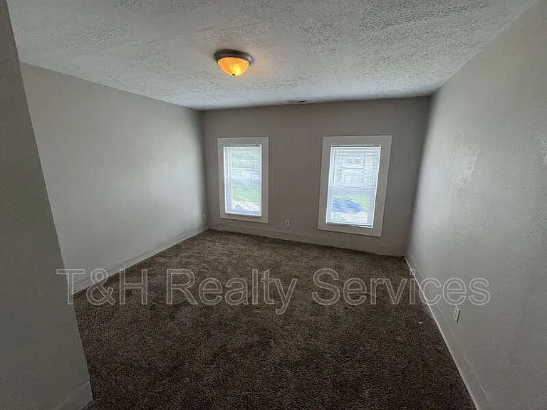 2116 Woodlawn Ave — Photo 16