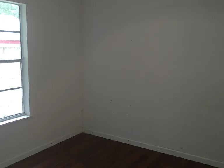 107 E Powell Ln — Photo 2