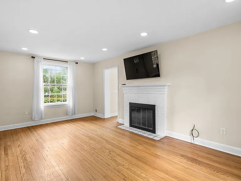 2200 Windham Ln — Photo 7