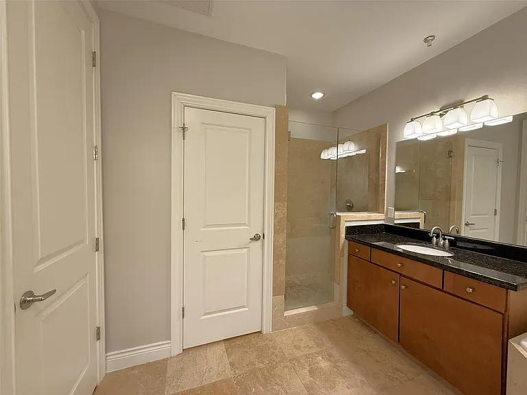 510 Lovett Blvd #204 — Photo 13
