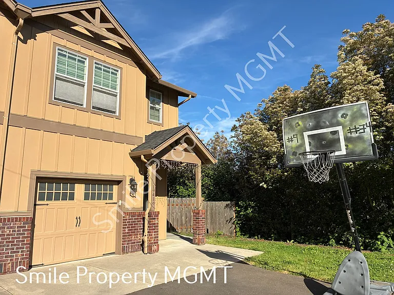 19416 SE River Rd — Photo 2