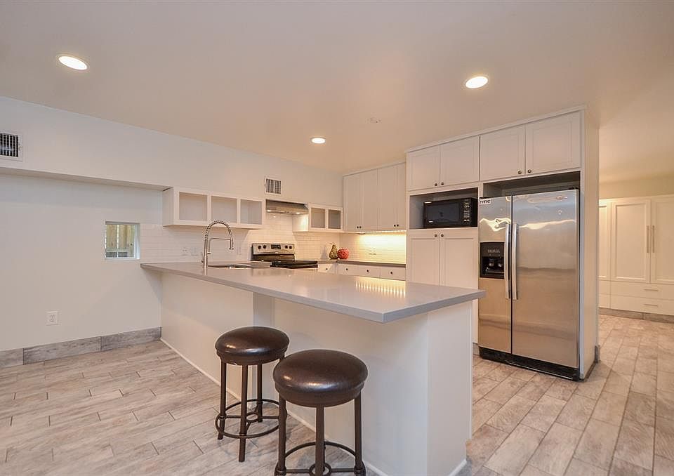 Welcome Home! Located in the Historic Heights! Within walking distance to Heights Blvd, Hike & Bike Trail, Heights Neighborhood Library, shopping, din