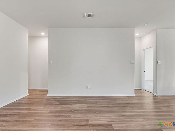 3rd image of 433 Stone Water Ln
