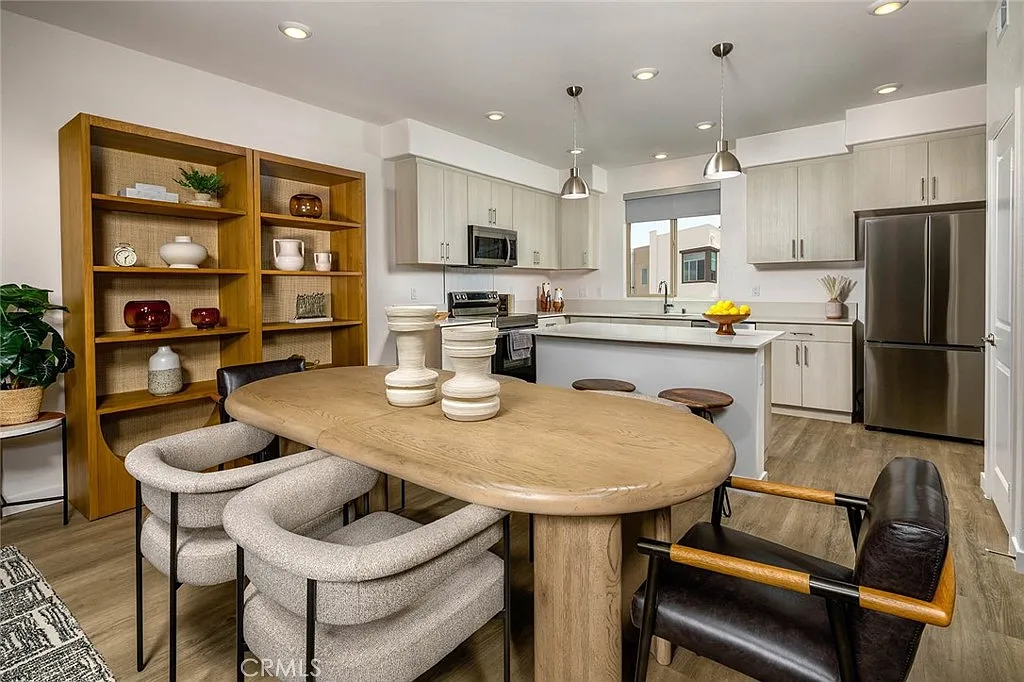 2 bed, 1.5 bath, 1275 sqft, $4,200 — Photo 3