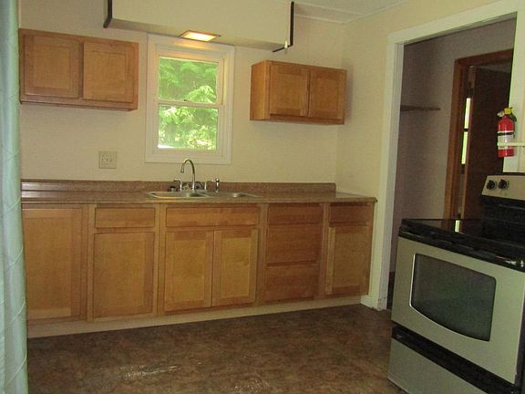 5th image of 13 Pine Grove Ave